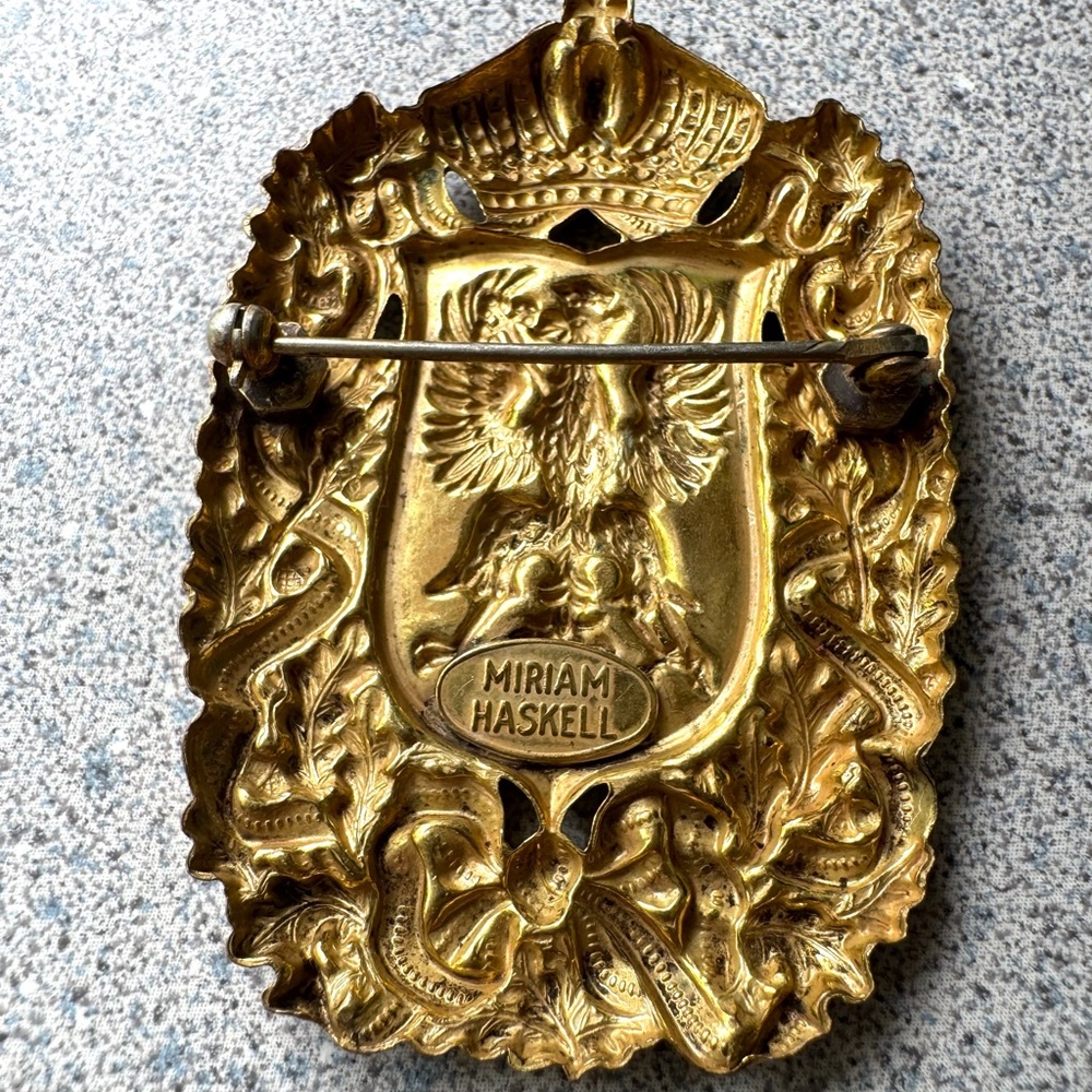 Miriam Haskell Gold coat of arms vintage 1960s brooch jewelry pin shield 50s - Picture 11 of 15